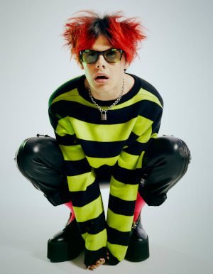 La star del rock Yungblud entra nel mondo dell’eyewear con Ray-Ban.