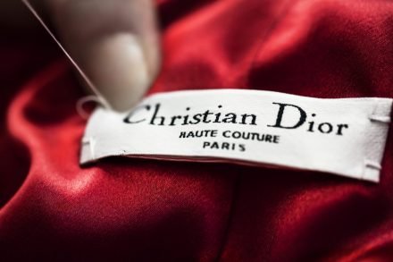Dior e Thélios uniscono il loro savoir-faire per far brillare l'universo eyewear