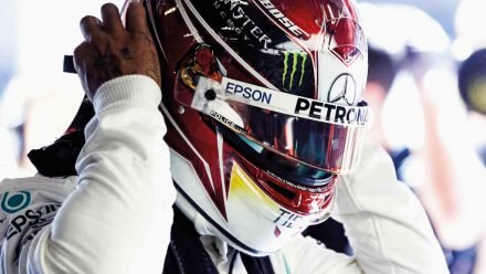 Police corre in F1™ con Lewis Hamilton