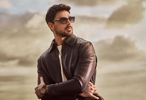 Michele Morrone rafforza il legame con Chopard con una capsule eyewear bio-based.
