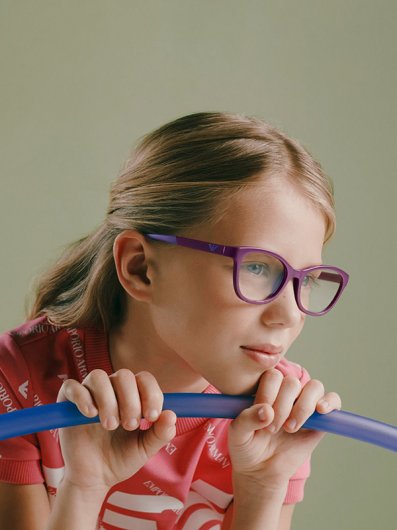 La sostenibilità è al centro della prima collezione di occhiali di Emporio Armani per i kids.