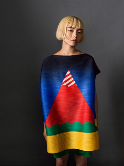 Issey Miyake celebra nuovamente l’opera di Ikko Tanaka