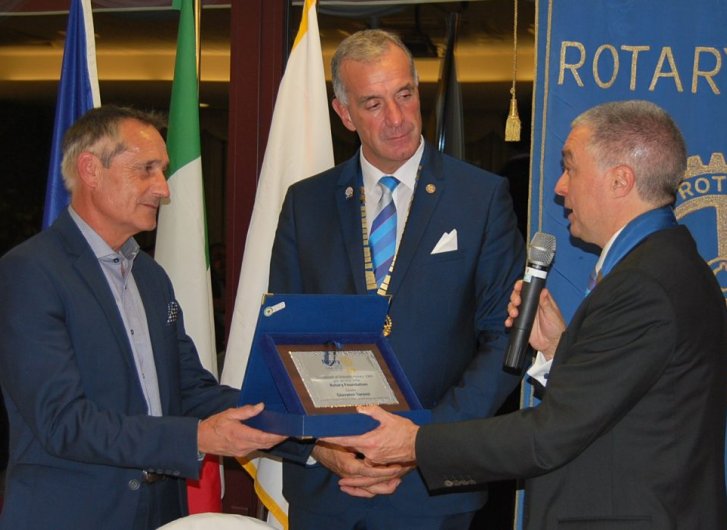 Immagine98 dona 4.500 montature alla Rotary Foundation