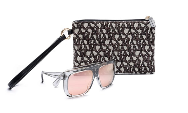Max Mara ha realizzato una limited edition abbinata a una pochette personalizzata.