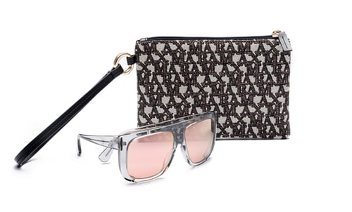 Max Mara ha realizzato una limited edition abbinata a una pochette personalizzata.