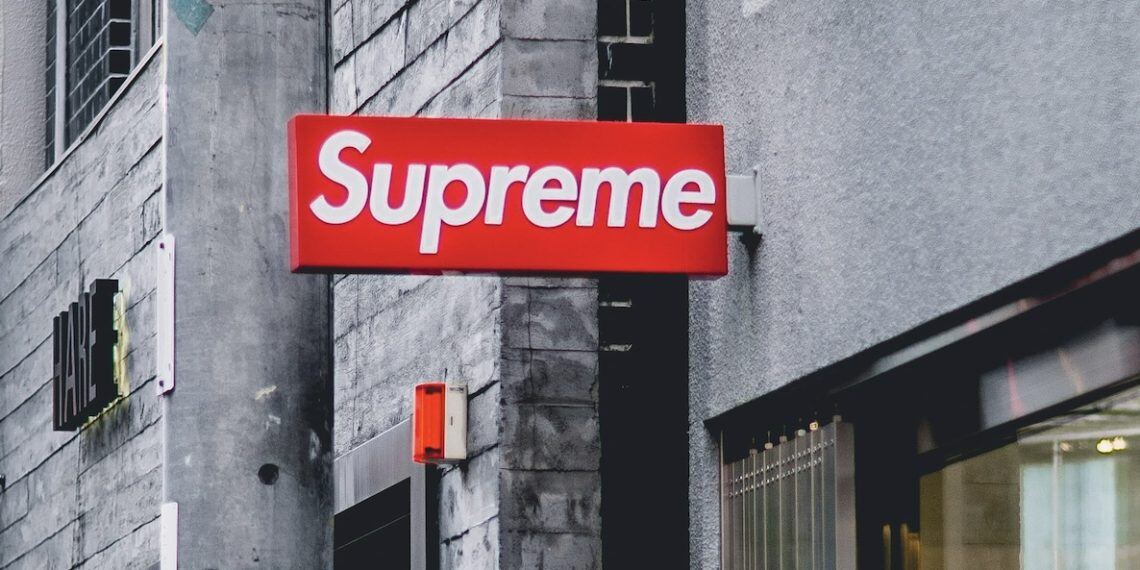 EssilorLuxottica firma un accordo con VF Corporation per l’acquisizione di Supreme®