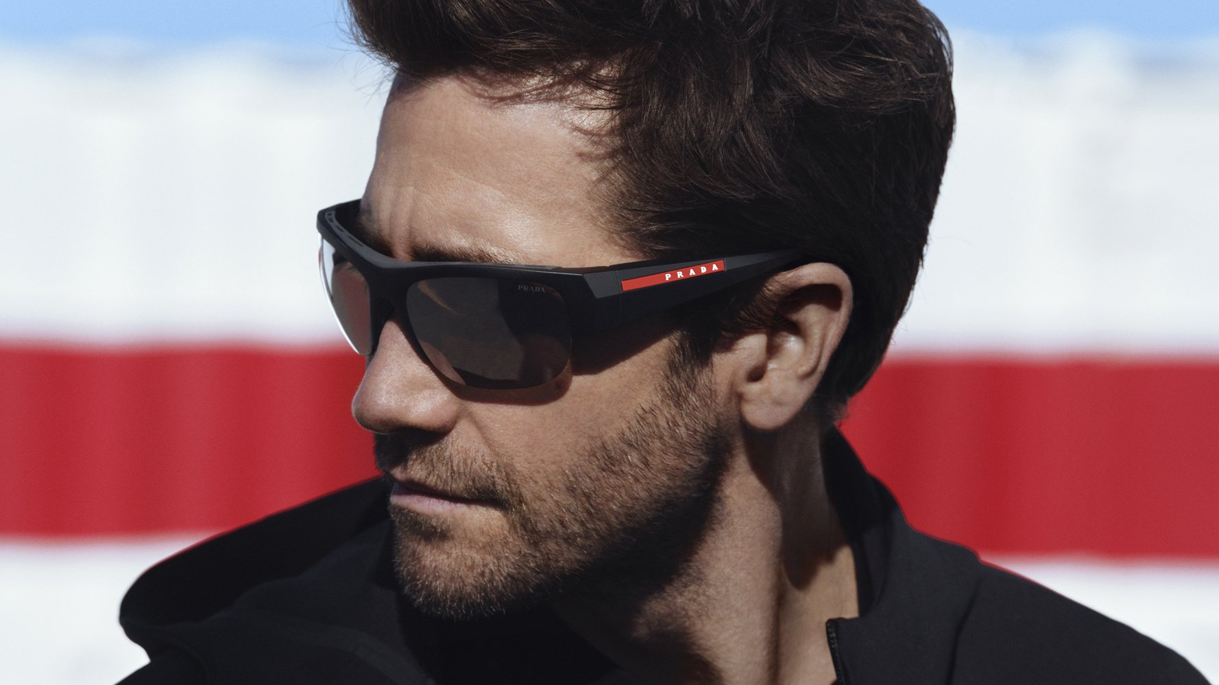 ‘In the midst of the action’: la nuova campagna Prada Linea Rossa Eyewear 2024 con Jake Gyllenhaal